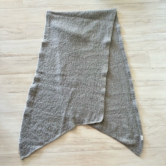 NWOT Gray Soft Knit Scarf - Picture 1 of 2